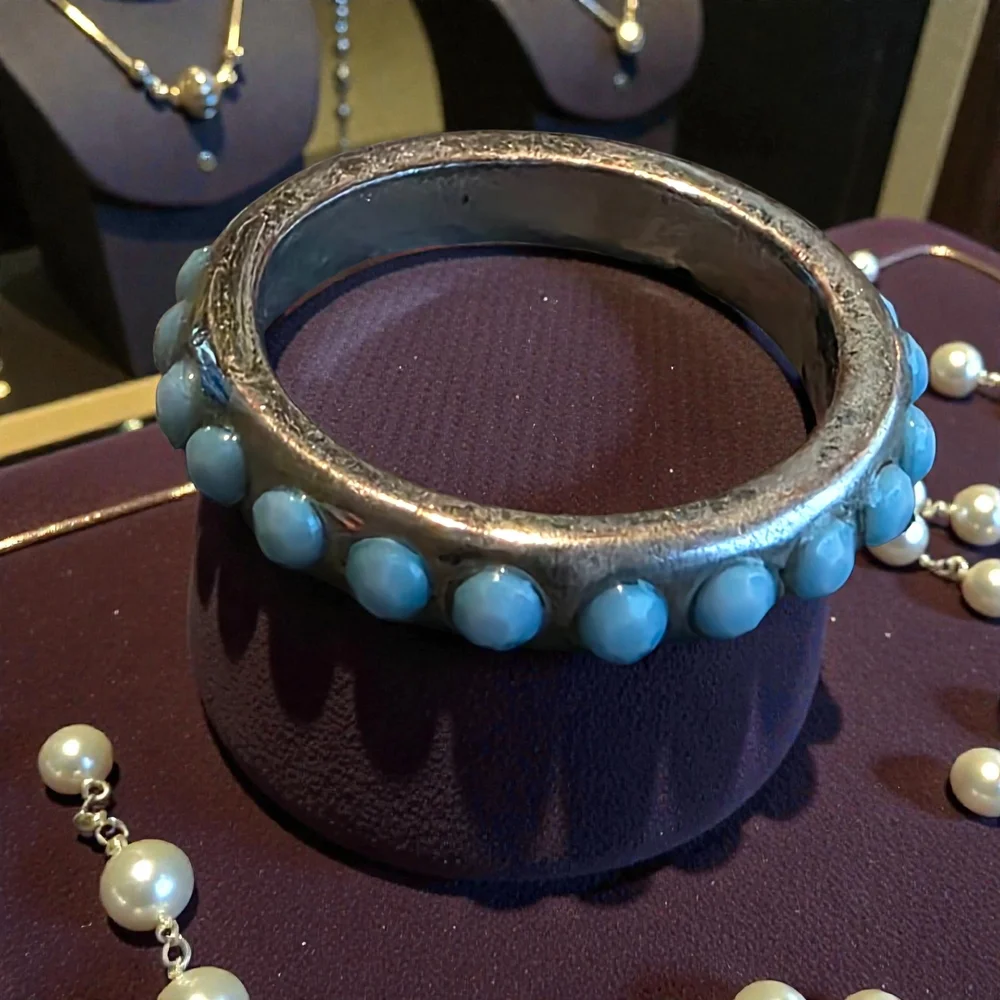Silver Tone Hammered Band Ring Blue Faceted Stones Size 7